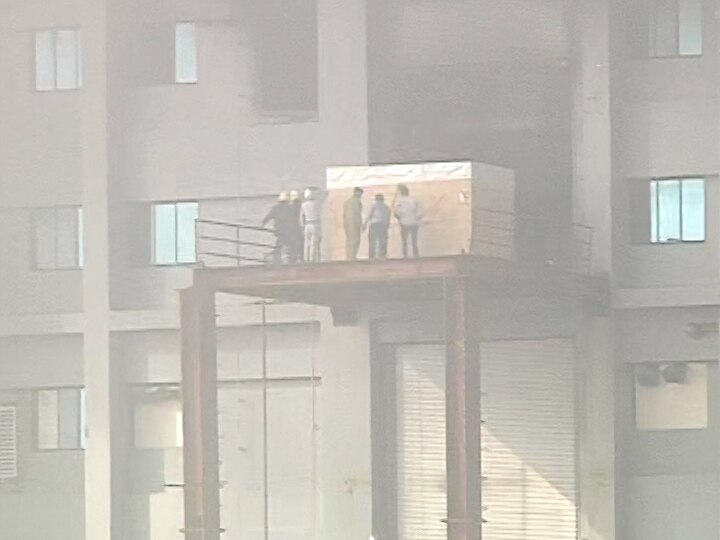 आगीमुळे परिसरात धुराचे लोट पाहायला मिळत आहे.